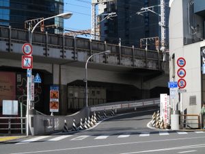 도바시 나들목과 통행 금지 차량의 표지판보행자나 자전거가 도시 고속도로에 잘못 진입하는 사고가 잇따르자, 보행자 및 자전거 탑승자를 위한 금지 표지판은 법정 표지판과는 별도로, 눈에 띄기 쉬운 높이로 명확한 내용이 쓰인 표지판이 설치되어 있다.