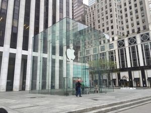 애플 파이브 애비뉴(Apple Fifth Avenue), 뉴욕에 위치한 애플의 플래그십 매장 중 하나