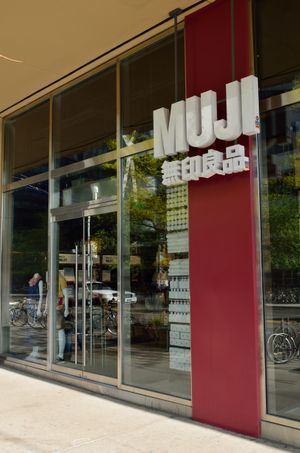 Atrium on Bay (캐나다 토론토)에 있는 무인양품 매장. 이 매장은 아시아 외 지역에서 가장 큰 무인양품 매장이다.