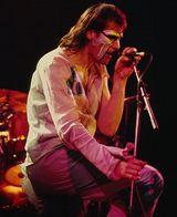 제네시스를 모방했다는 비판을 받던 초기 시절 (1981년)