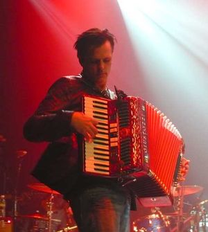 밴드의 키보디스트 찰리 길링엄(Charlie Gillingham)이 아코디언을 연주하고 있다