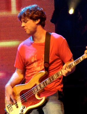 새로운 베이시스트로 합류한 밀라드 파워스