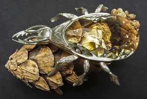 병따개로 디자인된 비틀, 스와로브스키, 약 1978년, 로듐과 크리스탈 유리로 제작