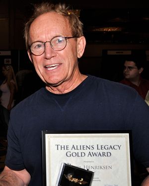 2008년 드래곤 콘, 애틀랜타, 조지아에서 에일리언 레거시 골드 어워드를 수상하는 헨릭슨