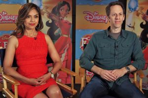 스토리 편집자 실비아 카데나스 올리바스와 프로듀서 크레이그 거버가 2016년에 아발로 왕국의 엘레나에 대해 논의하고 있다