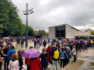 국민투표를 위해 투표소에서 줄을 선 유권자들