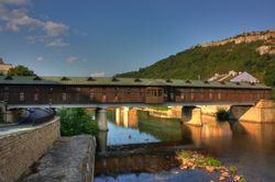 로베치의 두 부분을 연결하는 덮개 다리.