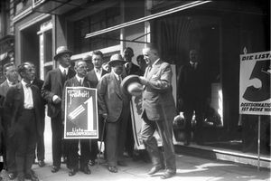 프란츠 브라흐트(오른쪽 끝, 모자를 쓴 인물), 1932년 7월 독일 국회 선거, 베를린에서