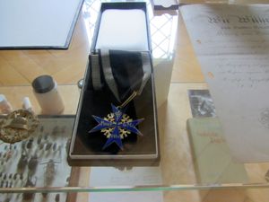 푸르 르 메리트 훈장(오른쪽)과 금색 전상장(왼쪽)