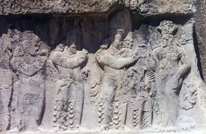 나크세-로스타에서 나르세스(293-302년)의 즉위 장면. 사산 왕(오른쪽에서 두 번째)이 아나히타(오른쪽)에게서 왕권의 반지를 받고 있다.