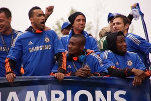 칼루(정면 중앙)가 2012년 챔피언스 리그 우승 후 첼시의 우승 퍼레이드에 참여한 모습