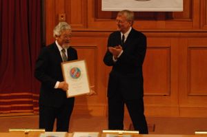 스즈키는 야콥 폰 윅스퀼로부터 정의로운 삶 상을 수상했다.