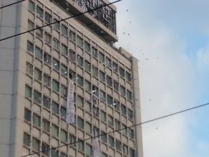 12월 22일, 경향신문 사옥에서 민주노총 조합원들이 전단지를 뿌리는 모습.