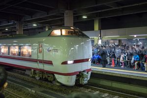 2015년 3월 13일 가나자와에서 출발하는 특급 "하쿠타카" 마지막 운행 (호쿠에쓰 익스프레스 683-8000계 전동차)