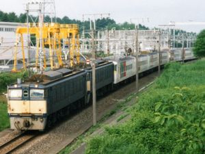 1997년 7월 요코카와와 가루이자와 사이에서 EF63 기관차와 병결하여 운행중인 185-200계 전동차