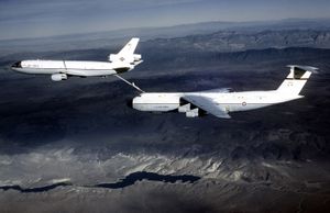 1980년, 초기 KC-10 익스텐더가 C-5 갤럭시에 공중 급유하는 모습