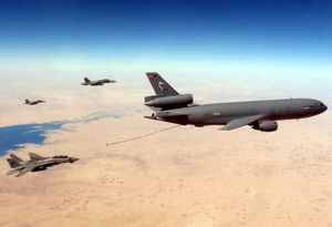 2005년 페르시아 만 상공에서 KC-10으로부터 급유를 준비하는 미 해군 F-14D 1대와 F/A-18C 2대.
