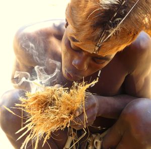 불꽃에 바람을 불어넣는 모습
