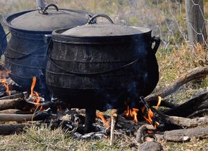 남아프리카 공화국에서 불 위에 솥을 올려놓고 요리하는 모습