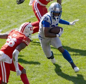 스티븐 미첼이 2023년 DC 디펜더스와의 경기에서 배틀호크스를 위해 공을 운반하고 있다.