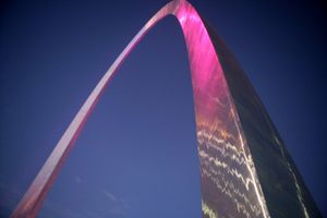 유방암 인식의 달을 기념하여 분홍색으로 빛나는 아치