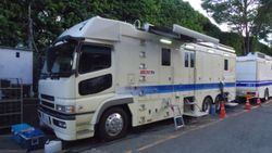 선 TV의 HD 중계차 (자체 보유하고 있지만, 사진은 익스프레스에서 임대하여 로고 마크(구 로고)를 부착)