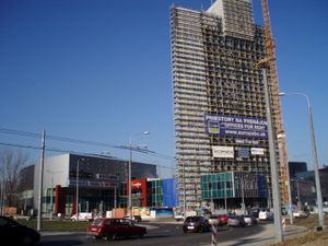 유럽 비즈니스 및 쇼핑 센터(2007) 건설로 대표되는 반스카비스트리차의 경제 성장은 슬로바키아 경제 성장을 반영한다.