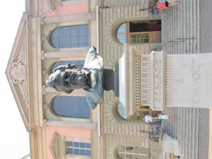 제네바 대학교 앞에 있는 카를 포크트의 흉상