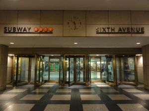 지하 통로에서 지하철역으로 나가는 출구