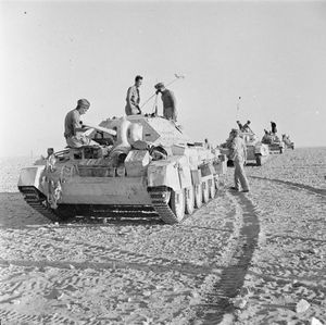 크루세이더 전차들이 순찰 후 군영으로 진입하고 있다.