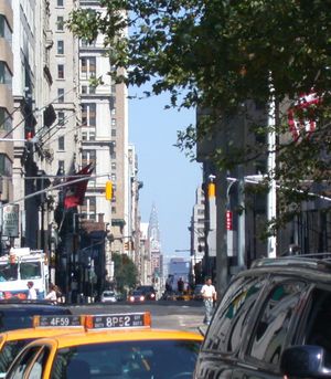 볼링 그린에서 바라본 브로드웨이의 모습과 배경의 크라이슬러 빌딩