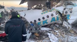 사고 다음 날 아침에 부서진 동체의 잔해