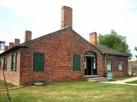 1812년 전쟁 당시 미국 군인에 의해 파괴된 1793년 요새 이후 1815년에 지어진 토론토 요크 요새의 장교 막사와 식당