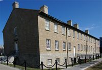 퀸스턴 석회암으로 만들어진 뉴 요크 요새의 장교 막사(1840년), 이 부지의 유일한 현존 구조물