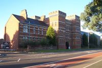 1875년 카르드웰 개혁 이후 설립된 여러 유사한 막사 중 하나인 캠프스턴 막사, 베드퍼드셔 연대의 주둔지로 사용하기 위해 건설됨