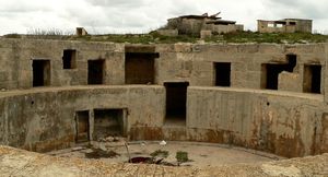 1930년대에 건설된 포트 캠벨의 포대. 항공전의 위협으로 인해 건물들은 서로 멀리 떨어져 배치되어 공중에서 찾기 어렵게 만들었다.