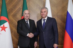 테분 대통령은 2023년 6월 14일 러시아 모스크바에서 블라디미르 푸틴의 측근인 뱌체슬라프 볼로딘과 함께했다.