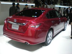 닛산 티아나 후측면