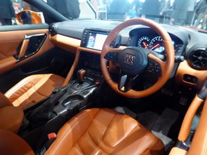 2017년 페이스리프트 후 GT-R 실내