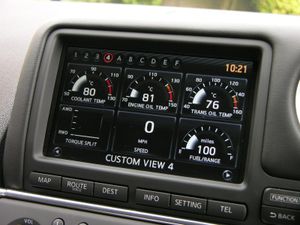 스카이라인 GT-R R34에 기원을 둔, 대시에 통합된 사용자 정의 가능한 다기능 디스플레이