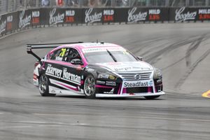 시모나 데 실베스트로가 2018 뉴캐슬 500에서 경주하는 모습