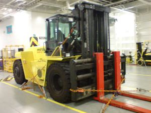 로열 뉴질랜드 해군의 HMNZS Canterbury 선박의 전용 컨테이너 지게차