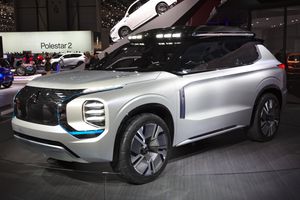 미쓰비시 엔겔베르크 투어러 콘셉트카. 닛산 엑스-트레일/닛산 로그를 기반으로 한 최초의 차량이다. 일본에서 생산되었으며, 2026년까지 자동차 플랫폼 개발이 중단될 예정이다. 4세대 미쓰비시 아웃랜더의 외형을 미리 보여준다.