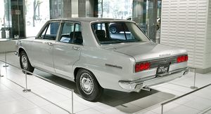 닛산 스카이라인 2000 GT-X 4도어 세단 후측면