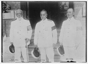 왼쪽부터: 이노우에 요시카, 도고 헤이하치로, 오카다 게이스케 (1920년대)