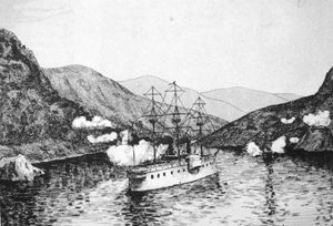 프랑스 순양함 두게-트루앵(Duguay-Trouin)이 철갑선 트리옹프탄트(Triomphante)의 뒤를 따라 민안 해협으로 진입하고 있다.