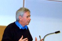 2008년 맨체스터 메트로폴리탄 대학교에서 강연하는 파페