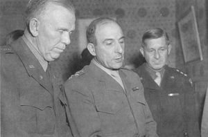 드 라트르가 1944년 10월 미국의 장군 조지 C. 마셜(왼쪽) 및 중장 제이콥 L. 드버스(오른쪽)와 함께