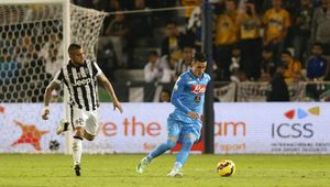 2014 수페르코파 이탈리아나에서 공을 다루는 카예혼 (오른쪽)