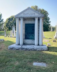 크라운 힐 묘지에 있는 개틀링 묘